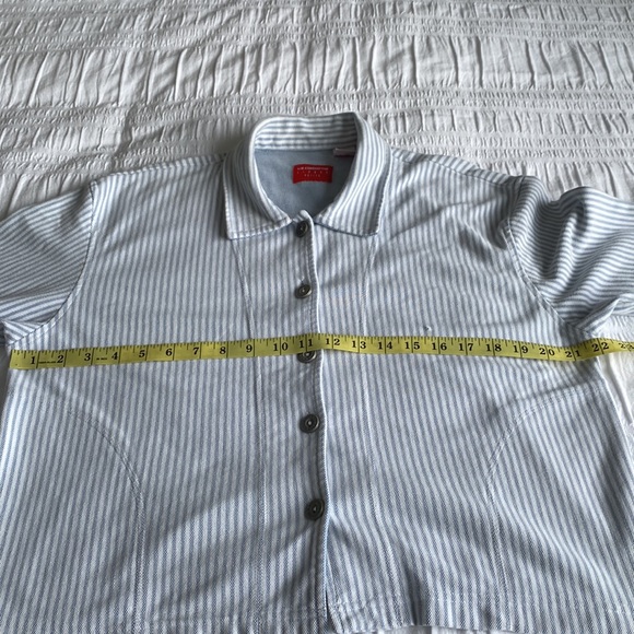 Liz Claiborne blue & white striped  button front light jacket w side pockets. LP - Picture 9 of 14
